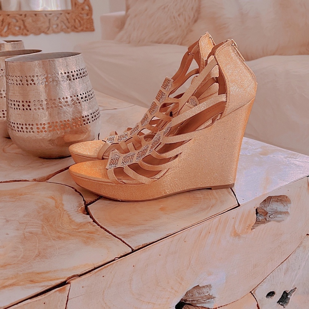 NEW✨🛍️BEAUTIFUL GOLDEN WEDGE HEELS WITH SPARKLY EMBELLISHMENTS🛍️✨GLITTERY GOLD
